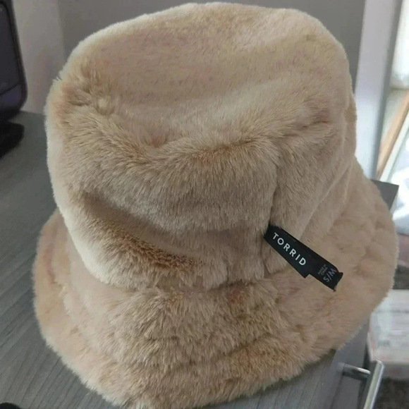 TORRID reversible fur/nylon bucket hat - Picture 3 of 6
